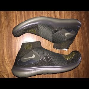 Nike free run motion flynit running shoes